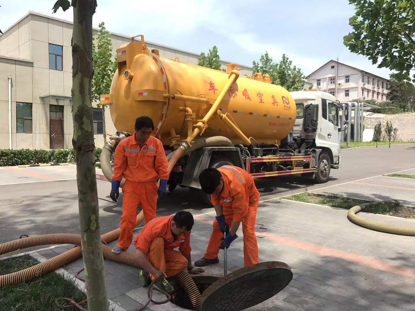 阿巴嘎化粪池清理与5-8吨吸粪车施工效率分析